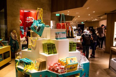 Paris, Fransa - 08 Eylül 2022 Dünyanın en büyük müzesi Louvre, sanat için ikonik bir yerdir, ziyaretçiler müze dükkanında sergilenen sanat eserlerine dayanarak birçok hatıra satın alabilirler.