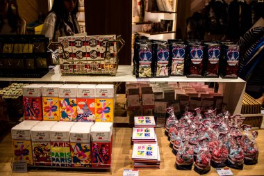 Paris, Fransa - 08 Eylül 2022 Dünyanın en büyük müzesi Louvre, sanat için ikonik bir yerdir, ziyaretçiler müze dükkanında sergilenen sanat eserlerine dayanarak birçok hatıra satın alabilirler.