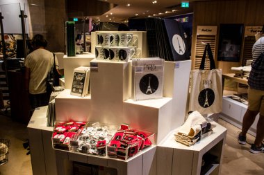 Paris, Fransa - 08 Eylül 2022 Dünyanın en büyük müzesi Louvre, sanat için ikonik bir yerdir, ziyaretçiler müze dükkanında sergilenen sanat eserlerine dayanarak birçok hatıra satın alabilirler.