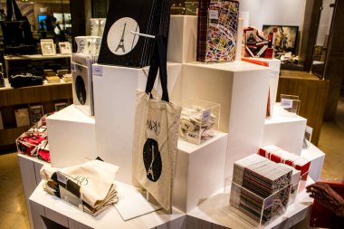 Paris, Fransa - 08 Eylül 2022 Dünyanın en büyük müzesi Louvre, sanat için ikonik bir yerdir, ziyaretçiler müze dükkanında sergilenen sanat eserlerine dayanarak birçok hatıra satın alabilirler.