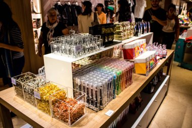 Paris, Fransa - 08 Eylül 2022 Dünyanın en büyük müzesi Louvre, sanat için ikonik bir yerdir, ziyaretçiler müze dükkanında sergilenen sanat eserlerine dayanarak birçok hatıra satın alabilirler.