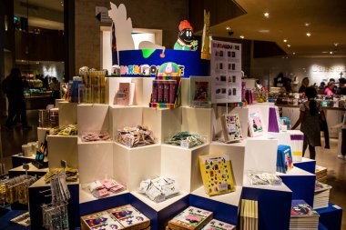 Paris, Fransa - 08 Eylül 2022 Dünyanın en büyük müzesi Louvre, sanat için ikonik bir yerdir, ziyaretçiler müze dükkanında sergilenen sanat eserlerine dayanarak birçok hatıra satın alabilirler.