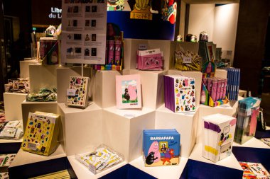 Paris, Fransa - 08 Eylül 2022 Dünyanın en büyük müzesi Louvre, sanat için ikonik bir yerdir, ziyaretçiler müze dükkanında sergilenen sanat eserlerine dayanarak birçok hatıra satın alabilirler.