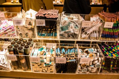 Paris, Fransa - 08 Eylül 2022 Dünyanın en büyük müzesi Louvre, sanat için ikonik bir yerdir, ziyaretçiler müze dükkanında sergilenen sanat eserlerine dayanarak birçok hatıra satın alabilirler.