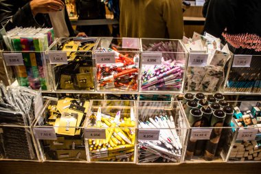 Paris, Fransa - 08 Eylül 2022 Dünyanın en büyük müzesi Louvre, sanat için ikonik bir yerdir, ziyaretçiler müze dükkanında sergilenen sanat eserlerine dayanarak birçok hatıra satın alabilirler.