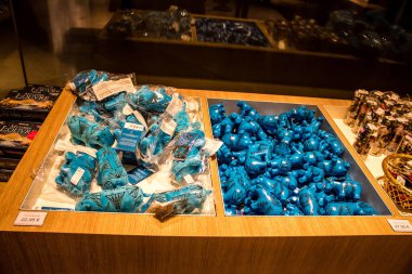 Paris, Fransa - 08 Eylül 2022 Dünyanın en büyük müzesi Louvre, sanat için ikonik bir yerdir, ziyaretçiler müze dükkanında sergilenen sanat eserlerine dayanarak birçok hatıra satın alabilirler.