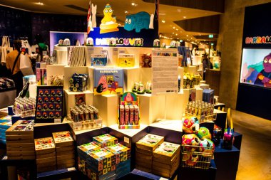 Paris, Fransa - 08 Eylül 2022 Dünyanın en büyük müzesi Louvre, sanat için ikonik bir yerdir, ziyaretçiler müze dükkanında sergilenen sanat eserlerine dayanarak birçok hatıra satın alabilirler.