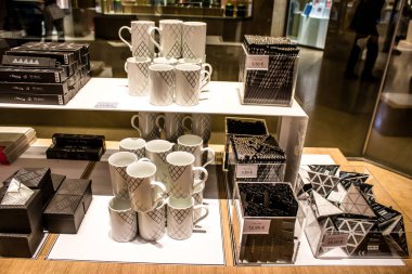 Paris, Fransa - 08 Eylül 2022 Dünyanın en büyük müzesi Louvre, sanat için ikonik bir yerdir, ziyaretçiler müze dükkanında sergilenen sanat eserlerine dayanarak birçok hatıra satın alabilirler.