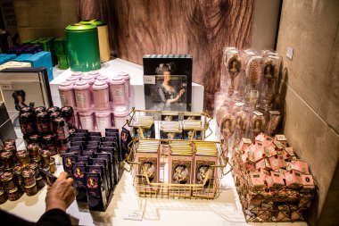 Paris, Fransa - 08 Eylül 2022 Dünyanın en büyük müzesi Louvre, sanat için ikonik bir yerdir, ziyaretçiler müze dükkanında sergilenen sanat eserlerine dayanarak birçok hatıra satın alabilirler.