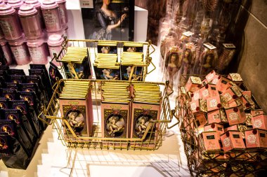 Paris, Fransa - 08 Eylül 2022 Dünyanın en büyük müzesi Louvre, sanat için ikonik bir yerdir, ziyaretçiler müze dükkanında sergilenen sanat eserlerine dayanarak birçok hatıra satın alabilirler.