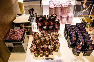 Paris, Fransa - 08 Eylül 2022 Dünyanın en büyük müzesi Louvre, sanat için ikonik bir yerdir, ziyaretçiler müze dükkanında sergilenen sanat eserlerine dayanarak birçok hatıra satın alabilirler.