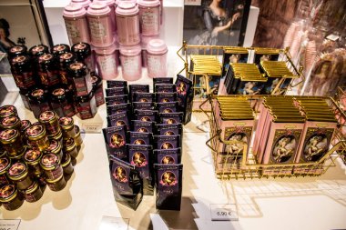 Paris, Fransa - 08 Eylül 2022 Dünyanın en büyük müzesi Louvre, sanat için ikonik bir yerdir, ziyaretçiler müze dükkanında sergilenen sanat eserlerine dayanarak birçok hatıra satın alabilirler.