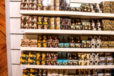 Paris, Fransa - 08 Eylül 2022 Dünyanın en büyük müzesi Louvre, sanat için ikonik bir yerdir, ziyaretçiler müze dükkanında sergilenen sanat eserlerine dayanarak birçok hatıra satın alabilirler.