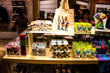 Paris, Fransa - 08 Eylül 2022 Dünyanın en büyük müzesi Louvre, sanat için ikonik bir yerdir, ziyaretçiler müze dükkanında sergilenen sanat eserlerine dayanarak birçok hatıra satın alabilirler.