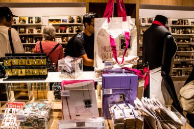 Paris, Fransa - 08 Eylül 2022 Dünyanın en büyük müzesi Louvre, sanat için ikonik bir yerdir, ziyaretçiler müze dükkanında sergilenen sanat eserlerine dayanarak birçok hatıra satın alabilirler.