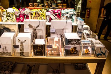 Paris, Fransa - 08 Eylül 2022 Dünyanın en büyük müzesi Louvre, sanat için ikonik bir yerdir, ziyaretçiler müze dükkanında sergilenen sanat eserlerine dayanarak birçok hatıra satın alabilirler.