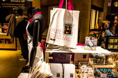 Paris, Fransa - 08 Eylül 2022 Dünyanın en büyük müzesi Louvre, sanat için ikonik bir yerdir, ziyaretçiler müze dükkanında sergilenen sanat eserlerine dayanarak birçok hatıra satın alabilirler.