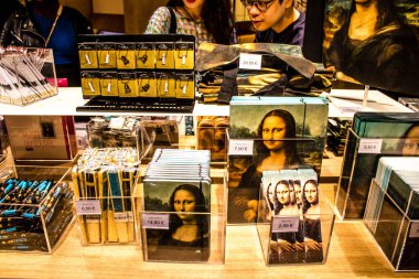 Paris, Fransa - 08 Eylül 2022 Dünyanın en büyük müzesi Louvre, sanat için ikonik bir yerdir, ziyaretçiler müze dükkanında sergilenen sanat eserlerine dayanarak birçok hatıra satın alabilirler.