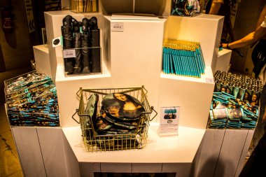 Paris, Fransa - 08 Eylül 2022 Dünyanın en büyük müzesi Louvre, sanat için ikonik bir yerdir, ziyaretçiler müze dükkanında sergilenen sanat eserlerine dayanarak birçok hatıra satın alabilirler.