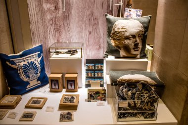 Paris, Fransa - 08 Eylül 2022 Dünyanın en büyük müzesi Louvre, sanat için ikonik bir yerdir, ziyaretçiler müze dükkanında sergilenen sanat eserlerine dayanarak birçok hatıra satın alabilirler.