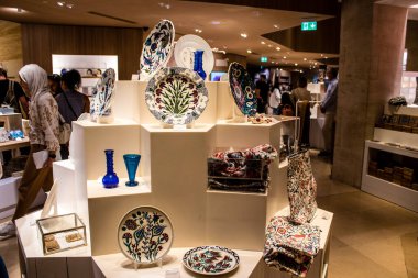 Paris, Fransa - 08 Eylül 2022 Dünyanın en büyük müzesi Louvre, sanat için ikonik bir yerdir, ziyaretçiler müze dükkanında sergilenen sanat eserlerine dayanarak birçok hatıra satın alabilirler.