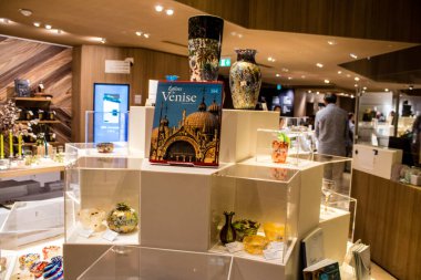 Paris, Fransa - 08 Eylül 2022 Dünyanın en büyük müzesi Louvre, sanat için ikonik bir yerdir, ziyaretçiler müze dükkanında sergilenen sanat eserlerine dayanarak birçok hatıra satın alabilirler.