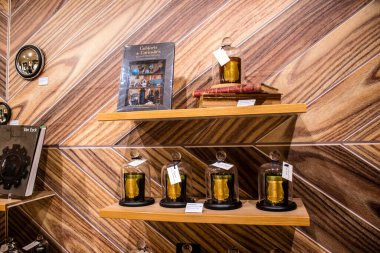 Paris, Fransa - 08 Eylül 2022 Dünyanın en büyük müzesi Louvre, sanat için ikonik bir yerdir, ziyaretçiler müze dükkanında sergilenen sanat eserlerine dayanarak birçok hatıra satın alabilirler.