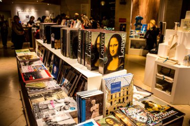 Paris, Fransa - 08 Eylül 2022 Dünyanın en büyük müzesi Louvre, sanat için ikonik bir yerdir, ziyaretçiler müze dükkanında sergilenen sanat eserlerine dayanarak birçok hatıra satın alabilirler.