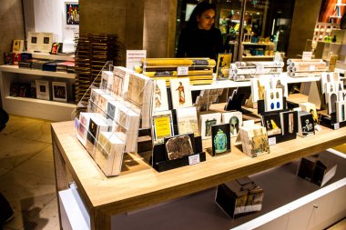 Paris, Fransa - 08 Eylül 2022 Dünyanın en büyük müzesi Louvre, sanat için ikonik bir yerdir, ziyaretçiler müze dükkanında sergilenen sanat eserlerine dayanarak birçok hatıra satın alabilirler.