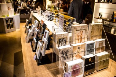 Paris, Fransa - 08 Eylül 2022 Dünyanın en büyük müzesi Louvre, sanat için ikonik bir yerdir, ziyaretçiler müze dükkanında sergilenen sanat eserlerine dayanarak birçok hatıra satın alabilirler.