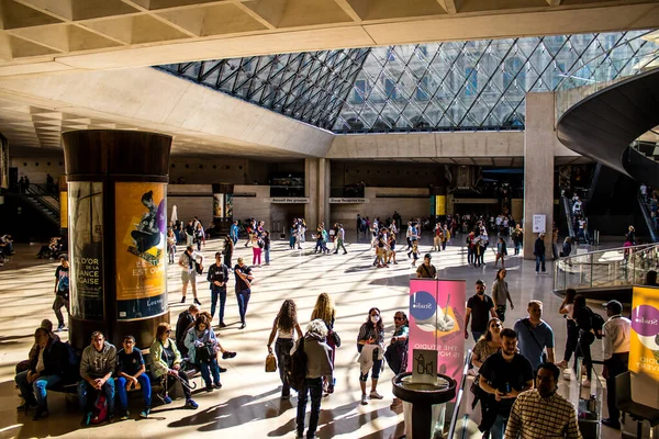 Paris, Fransa - Eylül 2022 Dünyanın en büyük müzesi Louvre, ana girişteki turistler, ziyaretçiler antik heykellere ve ustaların resimlerine hayran olmak için koridorlarda dolaşıyorlar.