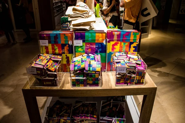 Paris, Fransa - 08 Eylül 2022 Dünyanın en büyük müzesi Louvre, sanat için ikonik bir yerdir, ziyaretçiler müze dükkanında sergilenen sanat eserlerine dayanarak birçok hatıra satın alabilirler.