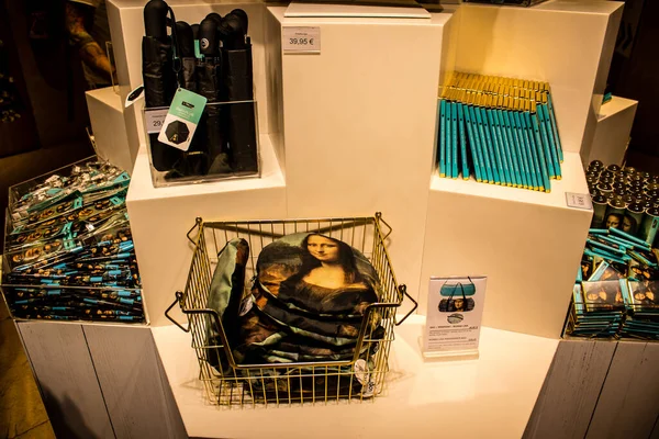 Paris, Fransa - 08 Eylül 2022 Dünyanın en büyük müzesi Louvre, sanat için ikonik bir yerdir, ziyaretçiler müze dükkanında sergilenen sanat eserlerine dayanarak birçok hatıra satın alabilirler.