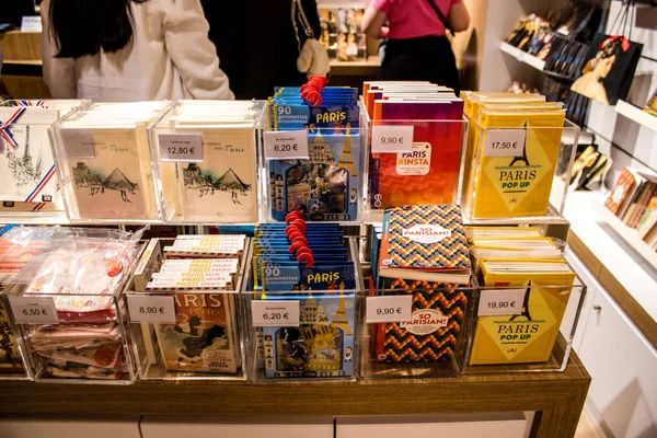 Paris, Fransa - 08 Eylül 2022 Dünyanın en büyük müzesi Louvre, sanat için ikonik bir yerdir, ziyaretçiler müze dükkanında sergilenen sanat eserlerine dayanarak birçok hatıra satın alabilirler.