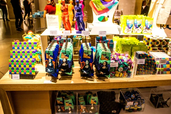 Paris, Fransa - 08 Eylül 2022 Dünyanın en büyük müzesi Louvre, sanat için ikonik bir yerdir, ziyaretçiler müze dükkanında sergilenen sanat eserlerine dayanarak birçok hatıra satın alabilirler.