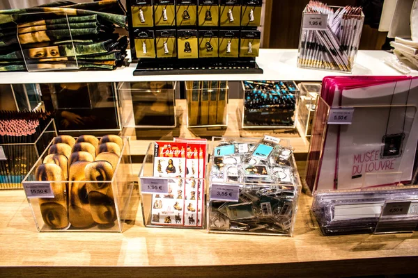 Paris, Fransa - 08 Eylül 2022 Dünyanın en büyük müzesi Louvre, sanat için ikonik bir yerdir, ziyaretçiler müze dükkanında sergilenen sanat eserlerine dayanarak birçok hatıra satın alabilirler.