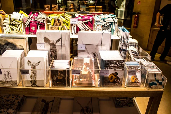 Paris, Fransa - 08 Eylül 2022 Dünyanın en büyük müzesi Louvre, sanat için ikonik bir yerdir, ziyaretçiler müze dükkanında sergilenen sanat eserlerine dayanarak birçok hatıra satın alabilirler.