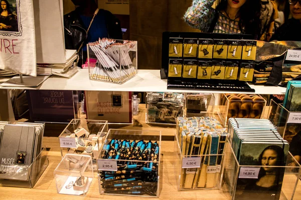 Paris, Fransa - 08 Eylül 2022 Dünyanın en büyük müzesi Louvre, sanat için ikonik bir yerdir, ziyaretçiler müze dükkanında sergilenen sanat eserlerine dayanarak birçok hatıra satın alabilirler.