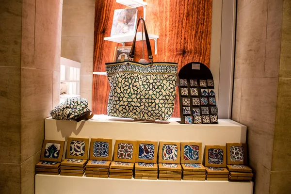 Paris, Fransa - 08 Eylül 2022 Dünyanın en büyük müzesi Louvre, sanat için ikonik bir yerdir, ziyaretçiler müze dükkanında sergilenen sanat eserlerine dayanarak birçok hatıra satın alabilirler.