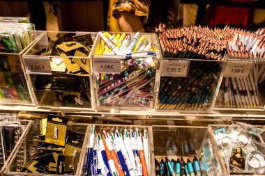 Paris, Fransa - 08 Eylül 2022 Dünyanın en büyük müzesi Louvre, sanat için ikonik bir yerdir, ziyaretçiler müze dükkanında sergilenen sanat eserlerine dayanarak birçok hatıra satın alabilirler.