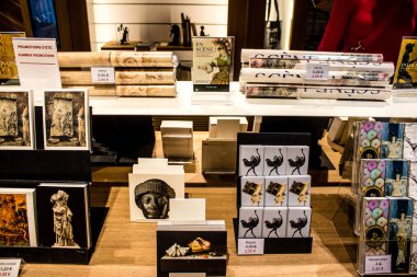 Paris, Fransa - 08 Eylül 2022 Dünyanın en büyük müzesi Louvre, sanat için ikonik bir yerdir, ziyaretçiler müze dükkanında sergilenen sanat eserlerine dayanarak birçok hatıra satın alabilirler.