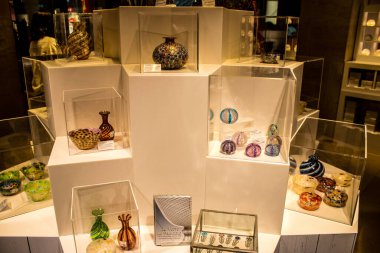 Paris, Fransa - 08 Eylül 2022 Dünyanın en büyük müzesi Louvre, sanat için ikonik bir yerdir, ziyaretçiler müze dükkanında sergilenen sanat eserlerine dayanarak birçok hatıra satın alabilirler.