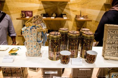 Paris, Fransa - 08 Eylül 2022 Dünyanın en büyük müzesi Louvre, sanat için ikonik bir yerdir, ziyaretçiler müze dükkanında sergilenen sanat eserlerine dayanarak birçok hatıra satın alabilirler.