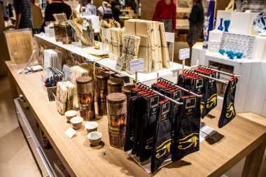 Paris, Fransa - 08 Eylül 2022 Dünyanın en büyük müzesi Louvre, sanat için ikonik bir yerdir, ziyaretçiler müze dükkanında sergilenen sanat eserlerine dayanarak birçok hatıra satın alabilirler.