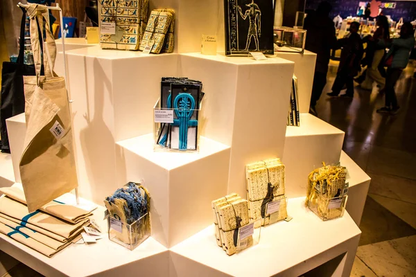 Paris, Fransa - 08 Eylül 2022 Dünyanın en büyük müzesi Louvre, sanat için ikonik bir yerdir, ziyaretçiler müze dükkanında sergilenen sanat eserlerine dayanarak birçok hatıra satın alabilirler.