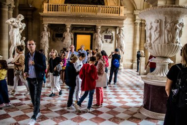 Paris, Fransa - 08 Eylül 2022 Dünyanın en büyük müzesi Louvre, sanat için ikonik bir yer, ziyaretçiler mermer heykellere ve usta resimlere hayran olmak için koridorlarda dolaşıyorlar.