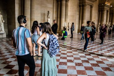 Paris, Fransa - 08 Eylül 2022 Dünyanın en büyük müzesi Louvre, sanat için ikonik bir yer, ziyaretçiler mermer heykellere ve usta resimlere hayran olmak için koridorlarda dolaşıyorlar.