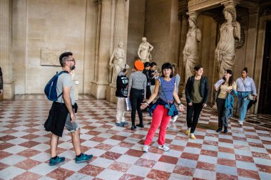 Paris, Fransa - 08 Eylül 2022 Dünyanın en büyük müzesi Louvre, sanat için ikonik bir yer, ziyaretçiler mermer heykellere ve usta resimlere hayran olmak için koridorlarda dolaşıyorlar.