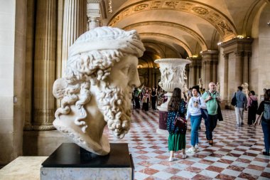 Paris, Fransa - 08 Eylül 2022 Dünyanın en büyük müzesi Louvre, sanat için ikonik bir yer, ziyaretçiler mermer heykellere ve usta resimlere hayran olmak için koridorlarda dolaşıyorlar.