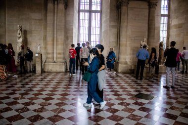 Paris, Fransa - 08 Eylül 2022 Dünyanın en büyük müzesi Louvre, sanat için ikonik bir yer, ziyaretçiler mermer heykellere ve usta resimlere hayran olmak için koridorlarda dolaşıyorlar.
